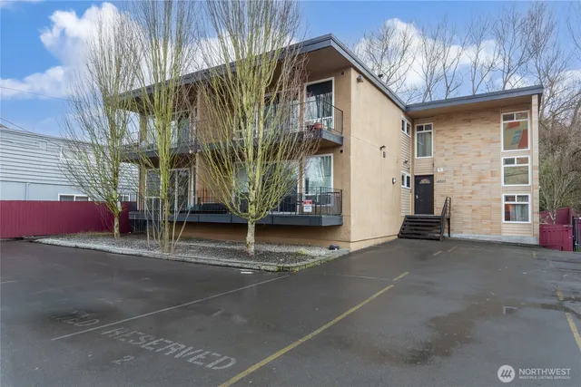 $1,300 | 4525 South Henderson Street, Unit 103, Seattle, WA 98118