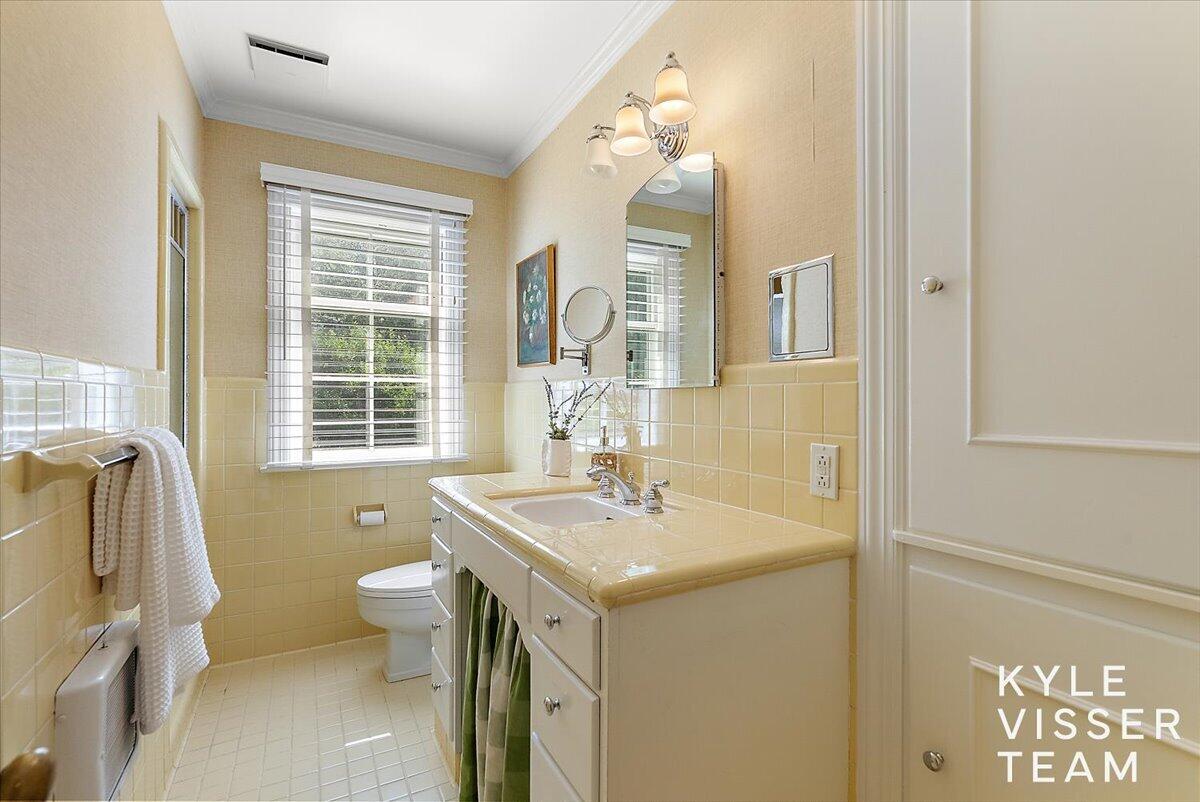 2089 Robinson Road Southeast Grand Rapids, MI 49506 - Photo 39 of 73 2nd Bathroom