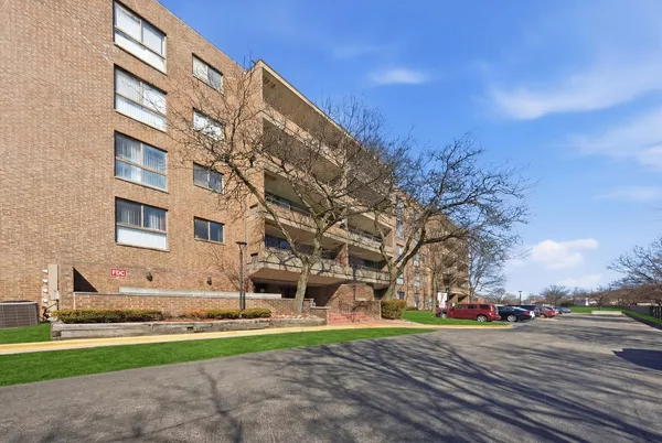 $99,900 | 5 East Carriageway Drive, Unit 308, Hazel Crest, IL 60429
