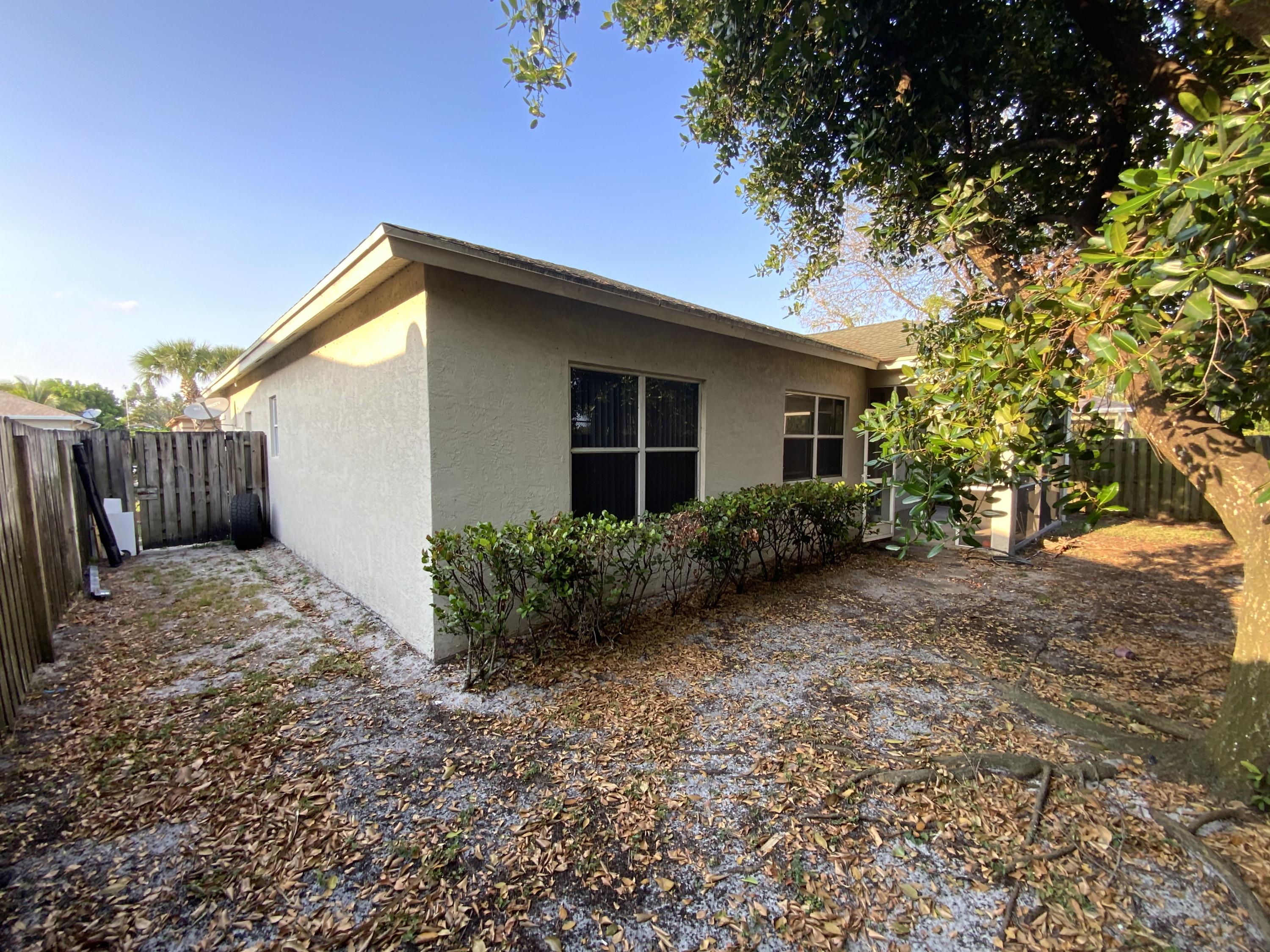 2033 Prairie Key Road Palm Springs, FL 33406 - Photo 12 of 19 367297BE-96CA-4272-9B4B-1A6BD4FAC642