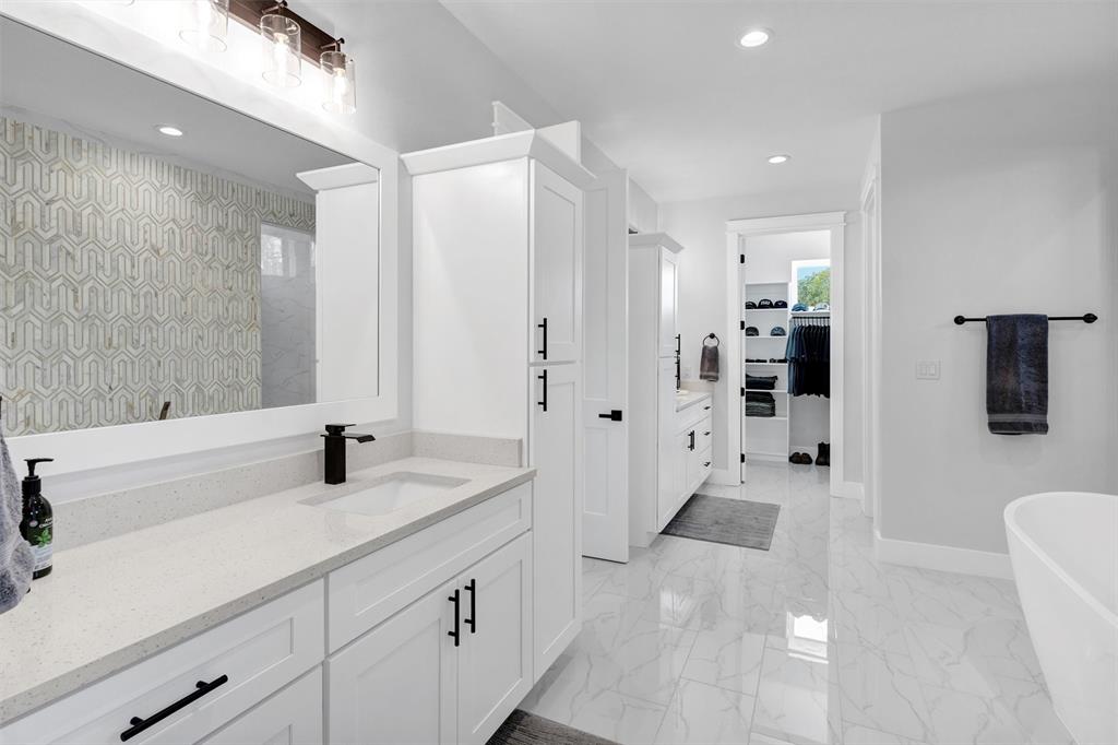 175 Bittersweet Trail Weatherford, TX 76088 - Photo 23 of 40 a spacious bathroom with a shower a sink and a bathtub