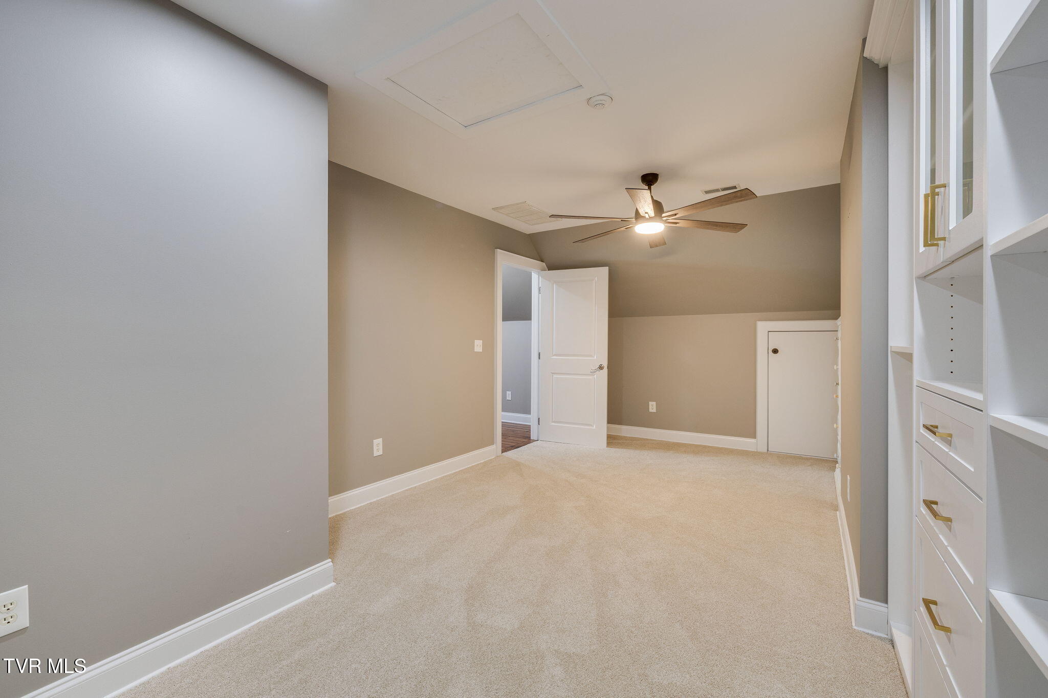 2338 Edinburgh Channel Road Kingsport, TN 37664 - Photo 61 of 87 054