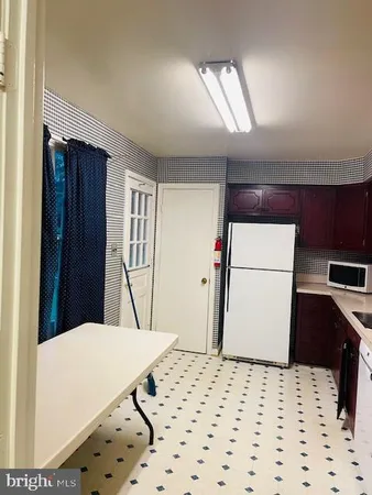 a view of entryway with a front door