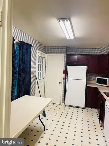 a view of entryway with a front door