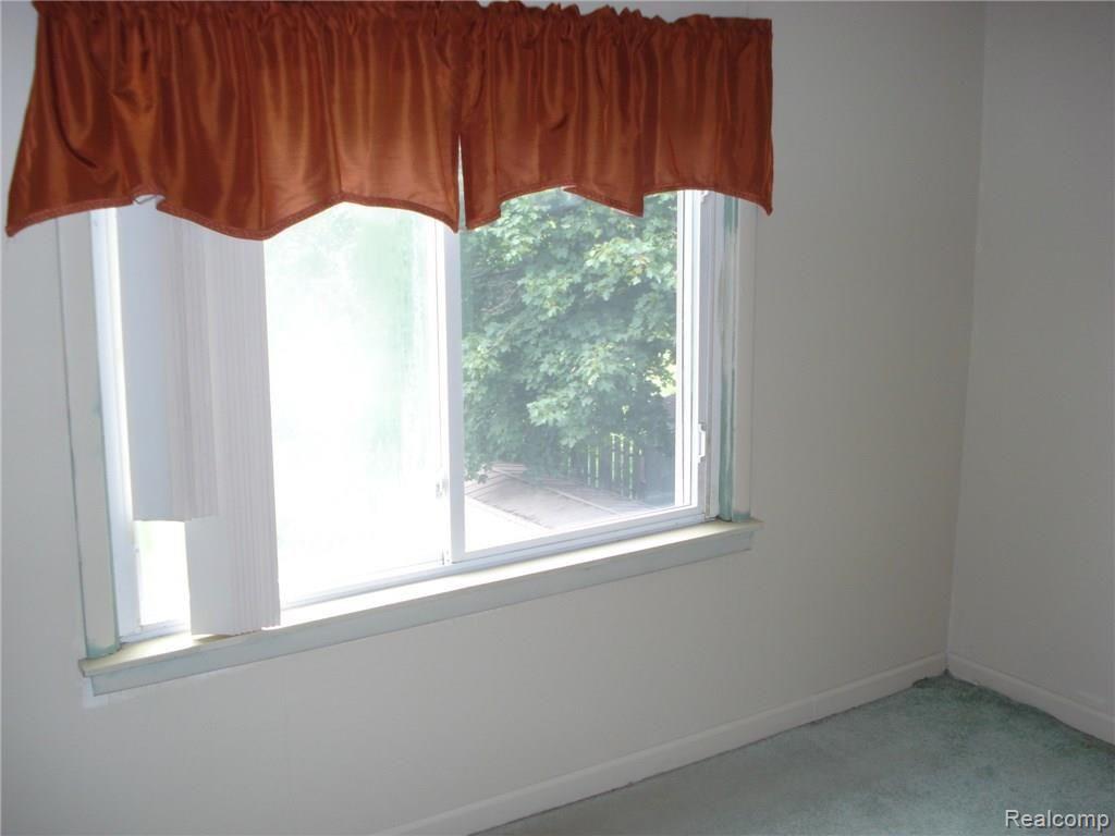 6422 Pontiac Lake Road Waterford, MI 48327 - Photo 17 of 37