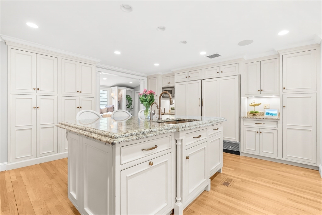 27 Radcliffe Road Wellesley, MA 02482 - Photo 7 of 38