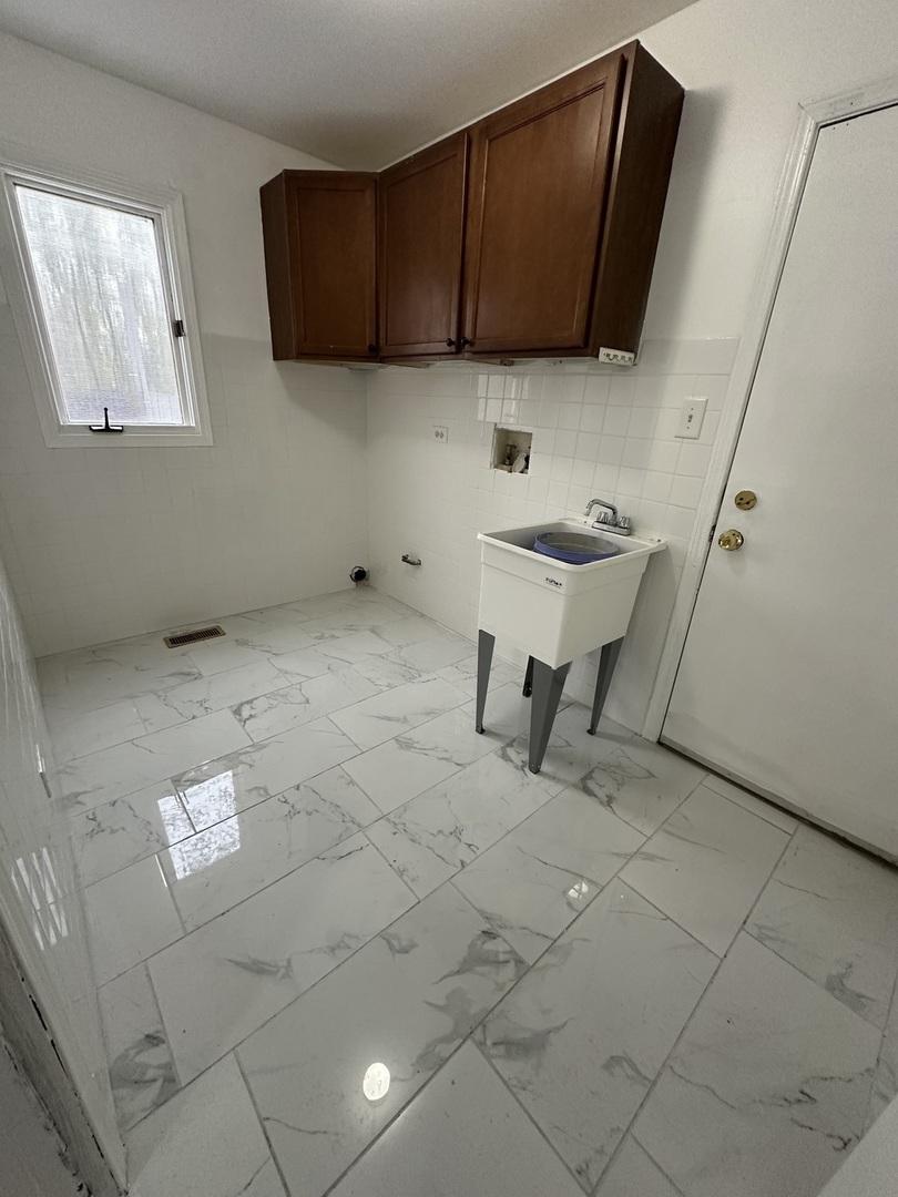 16627 Carse Avenue Harvey, IL 60426 - Photo 20 of 23 a view of kitchen with washer and dryer
