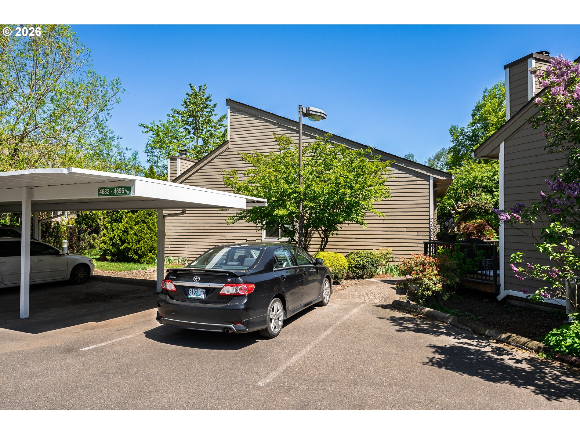 4684 Southwest Comus Place, Unit 1G Portland, OR 97219 - Photo 2 of 38