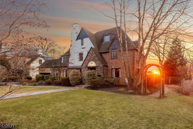 a black and white photo of a living room