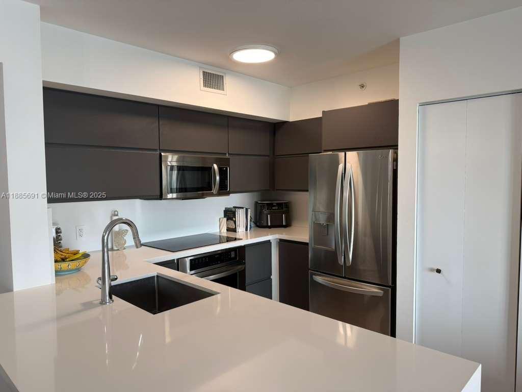 1155 Brickell Bay Drive, Unit 1408 Miami, FL 33131 - Photo 6 of 11