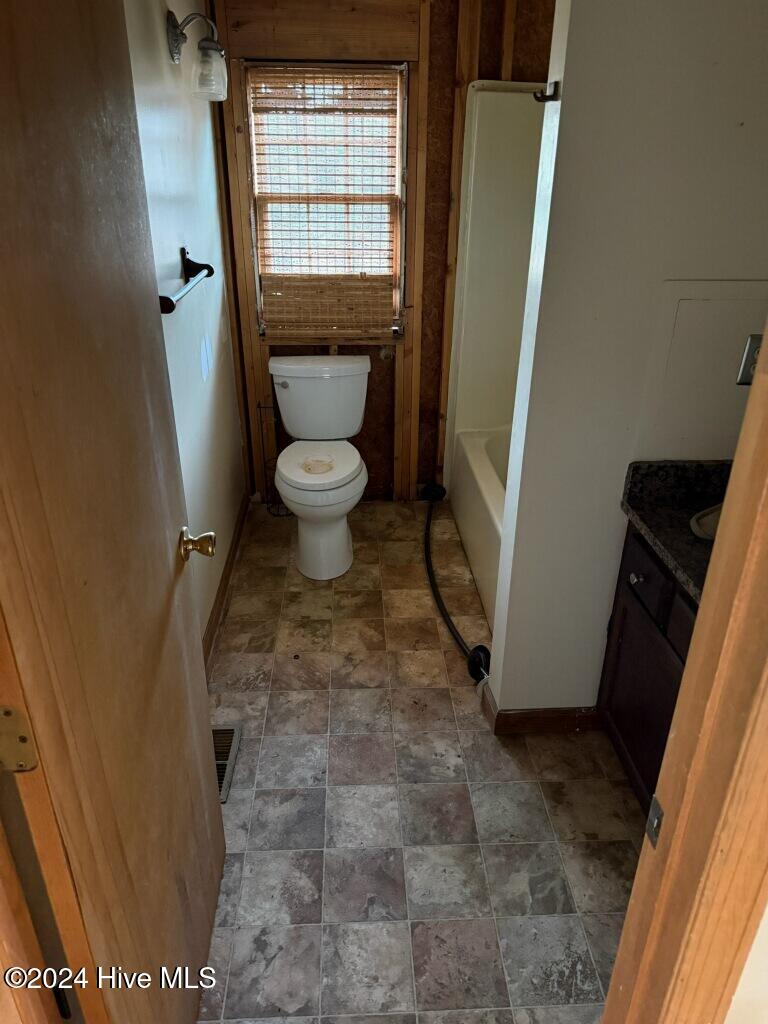 493 Highway 172 Hubert, NC 28539 - Photo 18 of 33 2nd bathroom-Upstairs