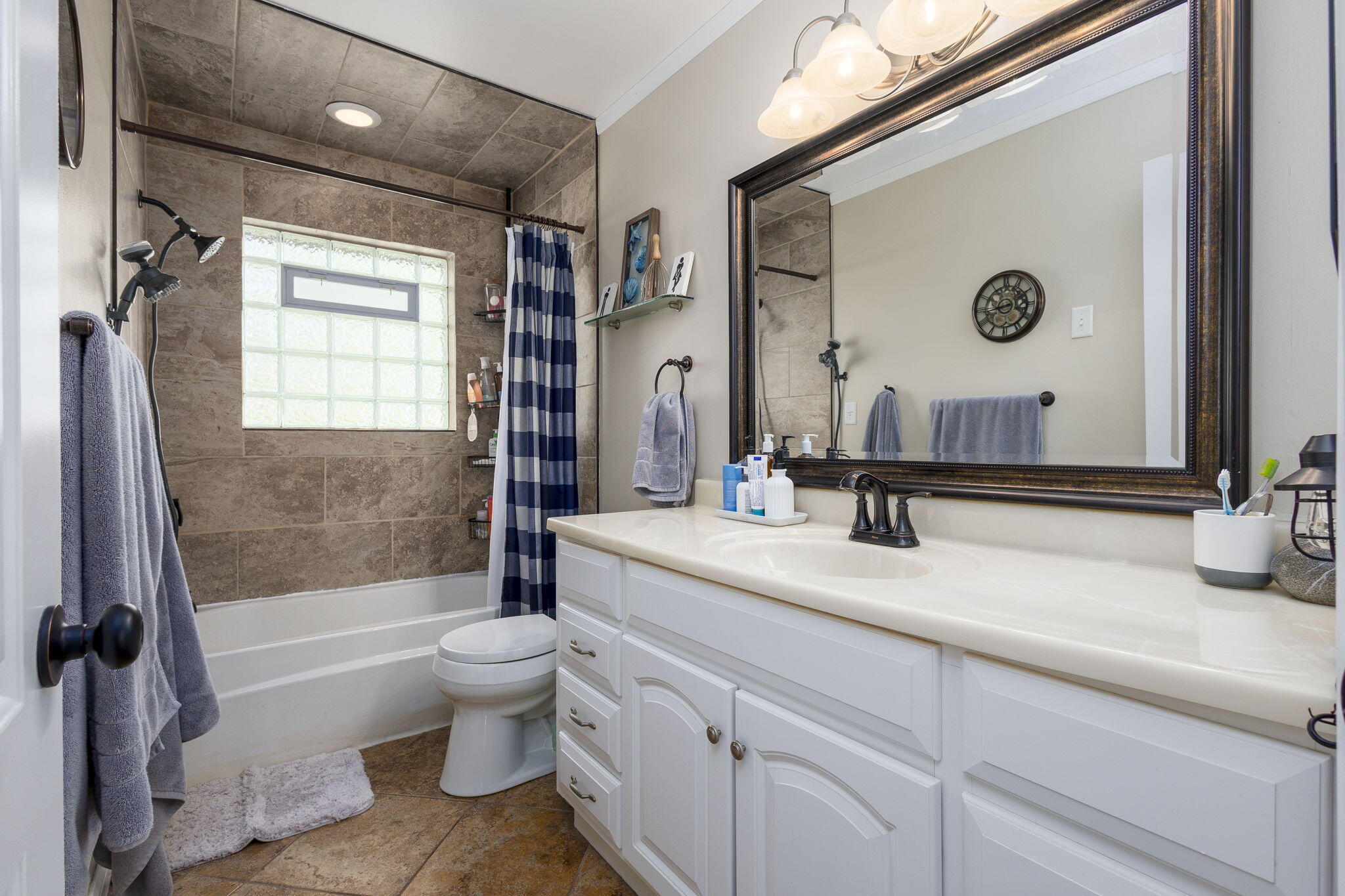 2458 Milverton Road Troy, MI 48083 - Photo 20 of 30 bathroom