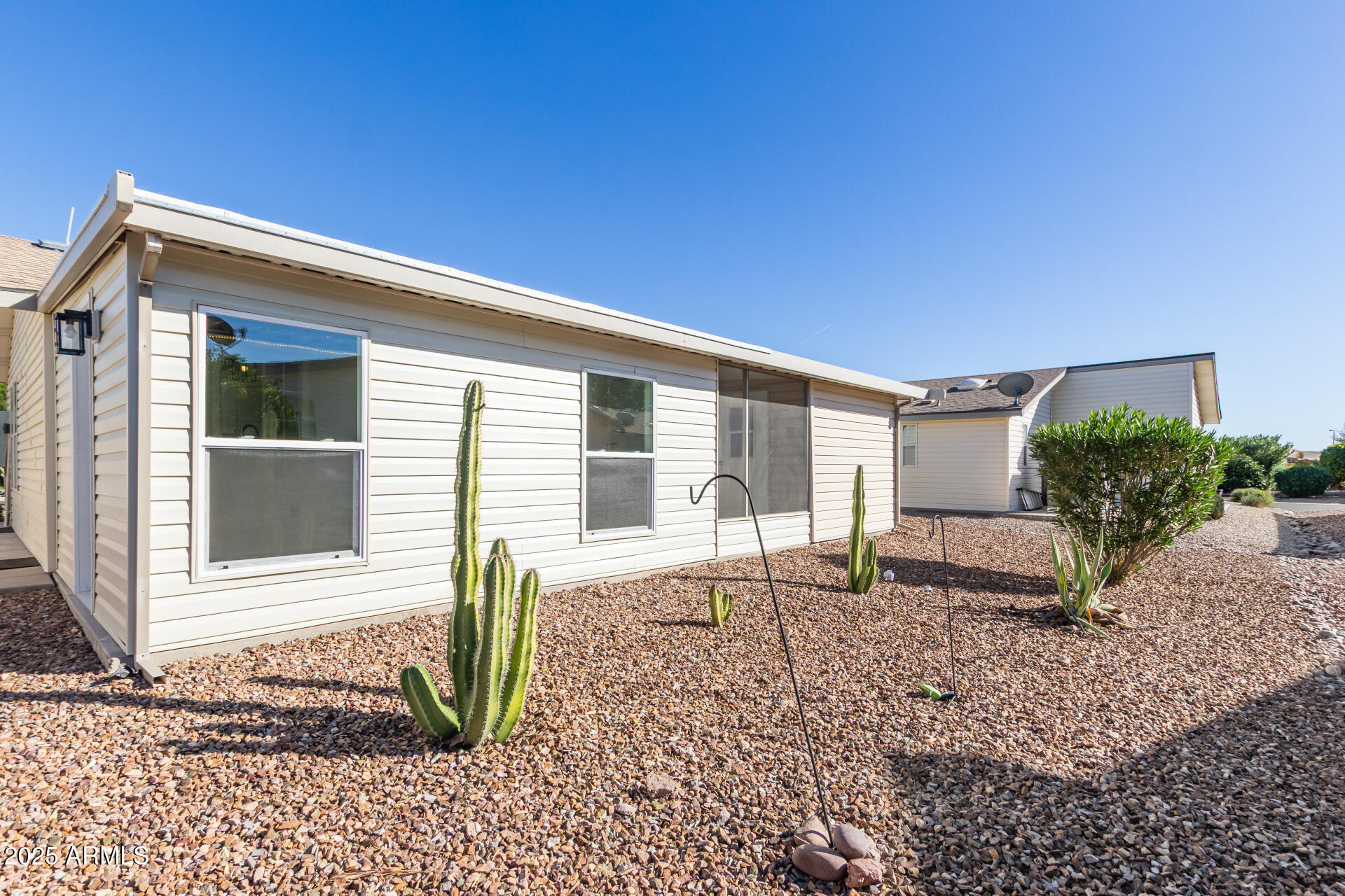 3301 South Goldfield Road, Unit 2006 Apache Junction, AZ 85119 - Photo 30 of 40 a front view of a house with garden