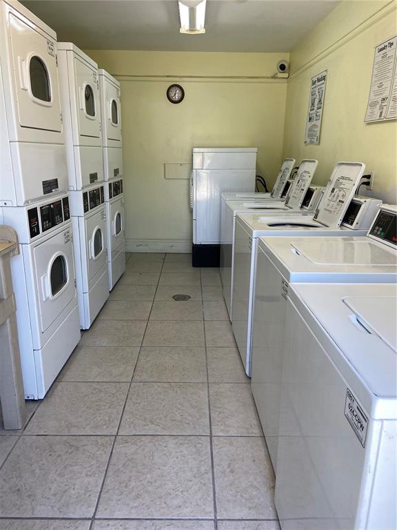 391 South McMullen Booth Road, Unit 7 Clearwater, FL 33759 - Photo 14 of 16 a utility room with dryer and washer