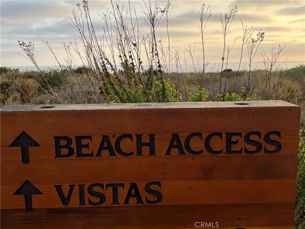 457 Seaward Road, Unit B Newport Beach, CA 92625 - Photo 11 of 16 a front of a house with a yard