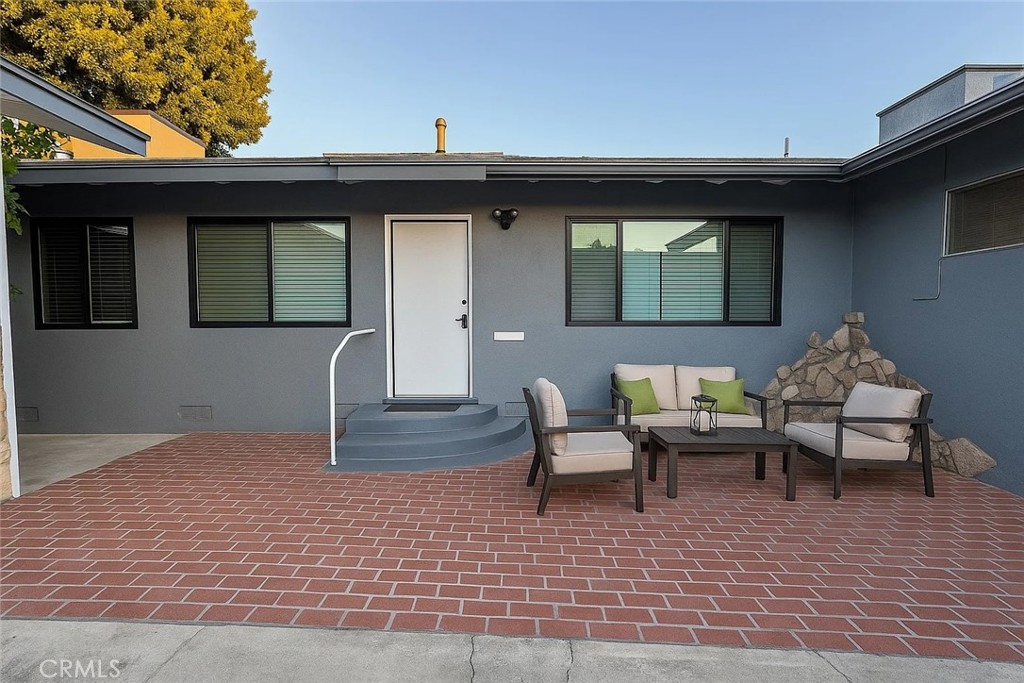 457 Seaward Road, Unit B Newport Beach, CA 92625 - Photo 4 of 16 a living room with furniture