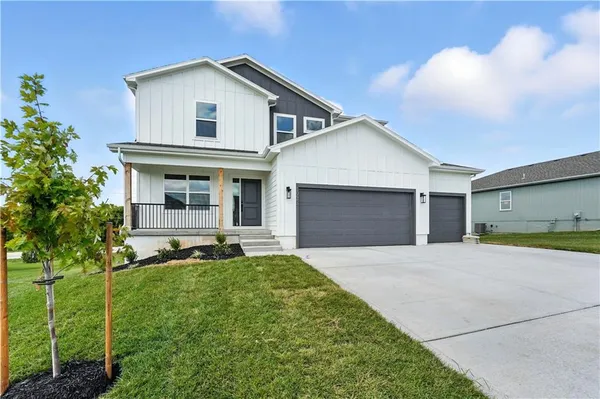 $539,950 | 1933 Southwest Merryman Drive, Lee's Summit, MO 64082