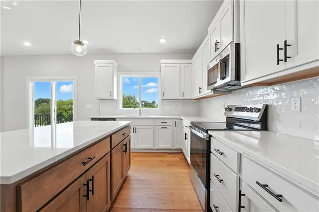 $519,950 | 1933 Southwest Merryman Drive, Lee's Summit, MO 64082