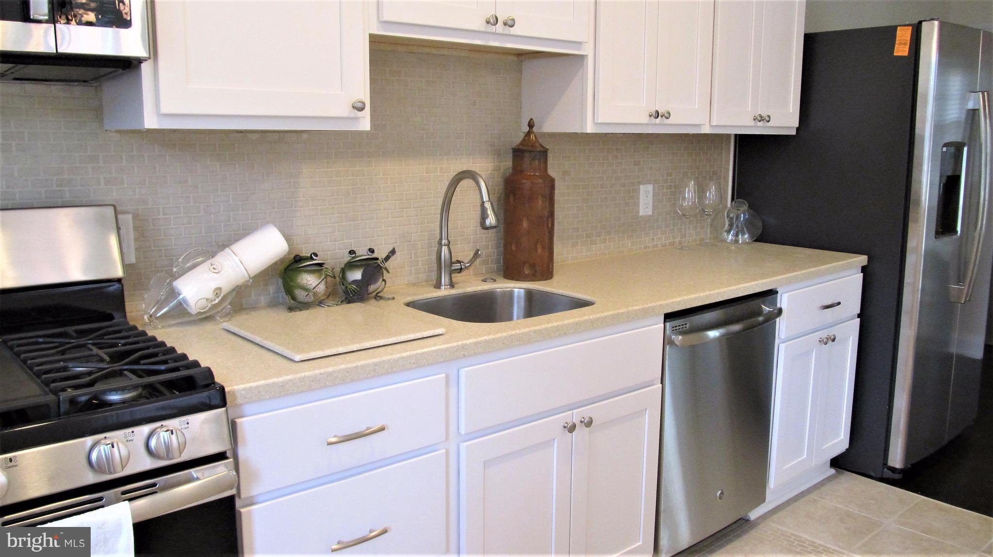 926 Elm Ridge Avenue Baltimore, MD 21229 - Photo 3 of 21 Gorgeous tile floor and backsplash!