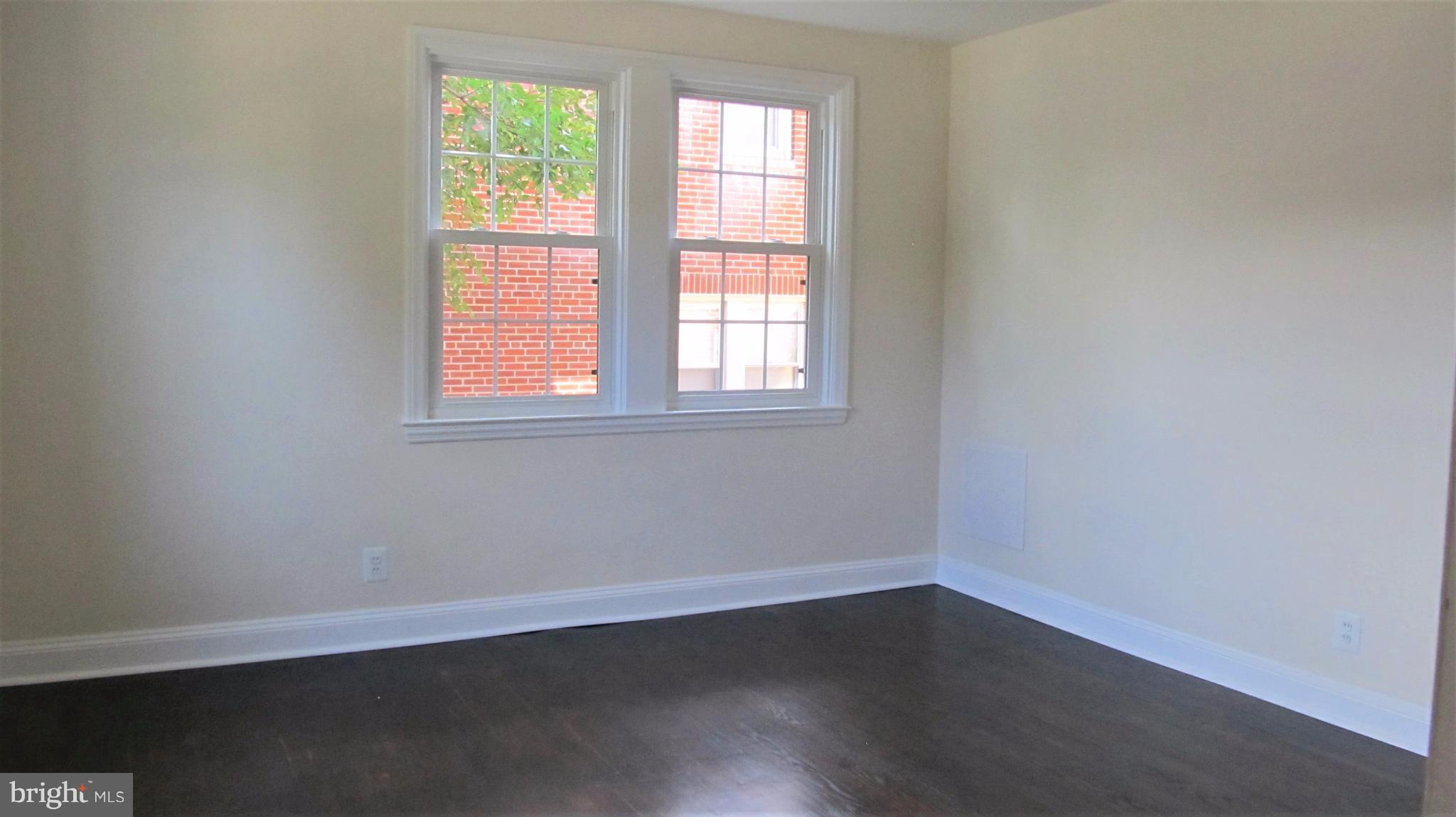 926 Elm Ridge Avenue Baltimore, MD 21229 - Photo 5 of 21 Living Room
