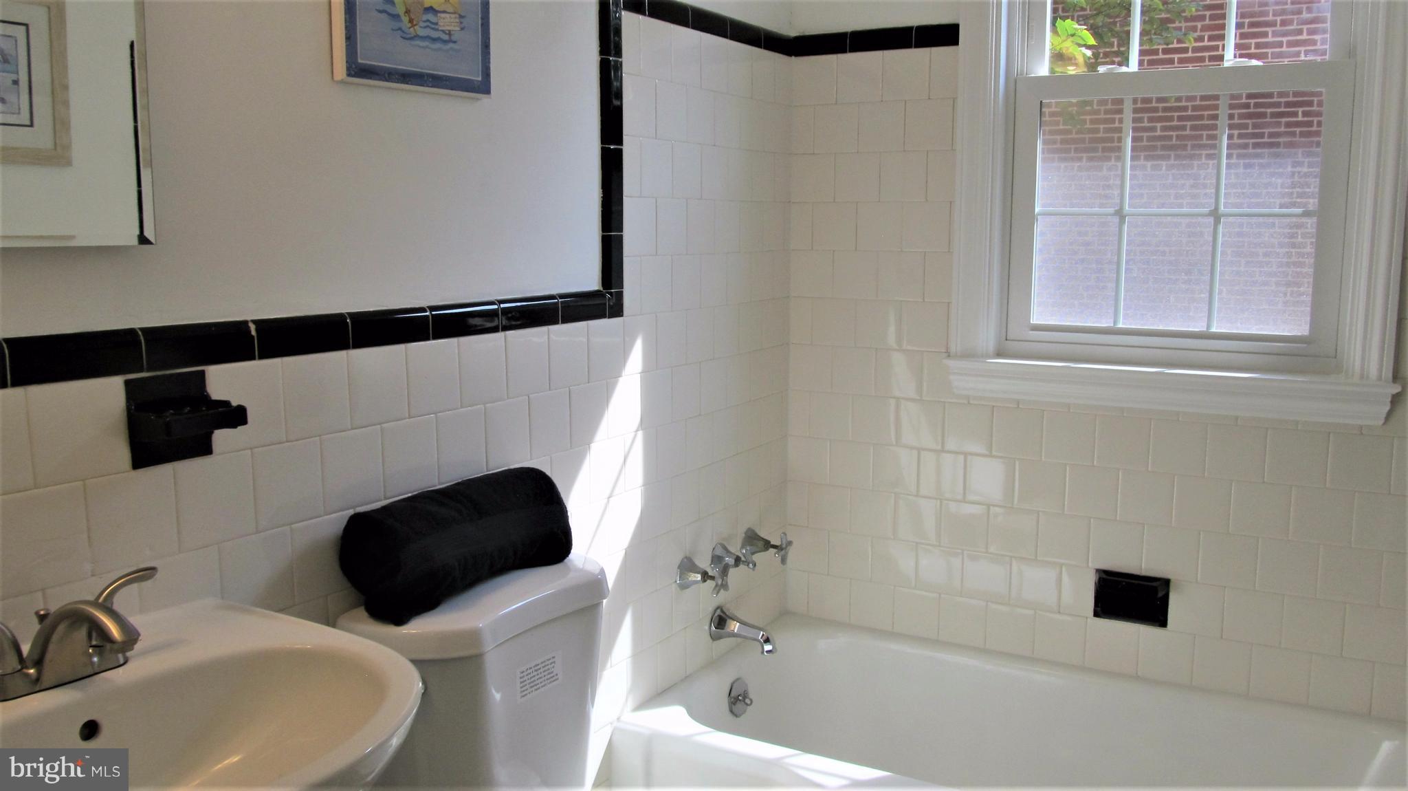 926 Elm Ridge Avenue Baltimore, MD 21229 - Photo 8 of 21 Full bath on main level!