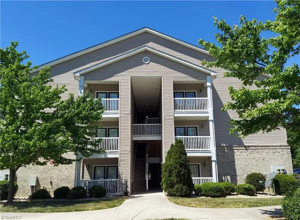 $1,300 | 7108 West Friendly Avenue, Greensboro, NC 27410