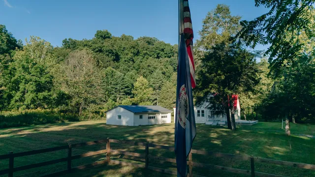 a view of a back yard