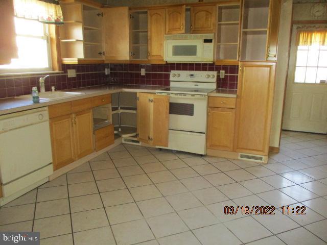 271 Monroe Street Bristol, PA 19007 - Photo 4 of 20