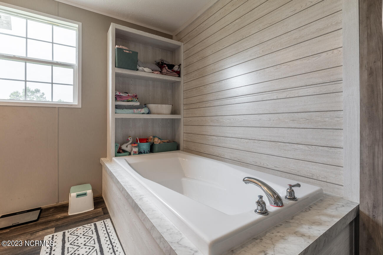 142 Davis Road Richlands, NC 28574 - Photo 19 of 34 Master tub
