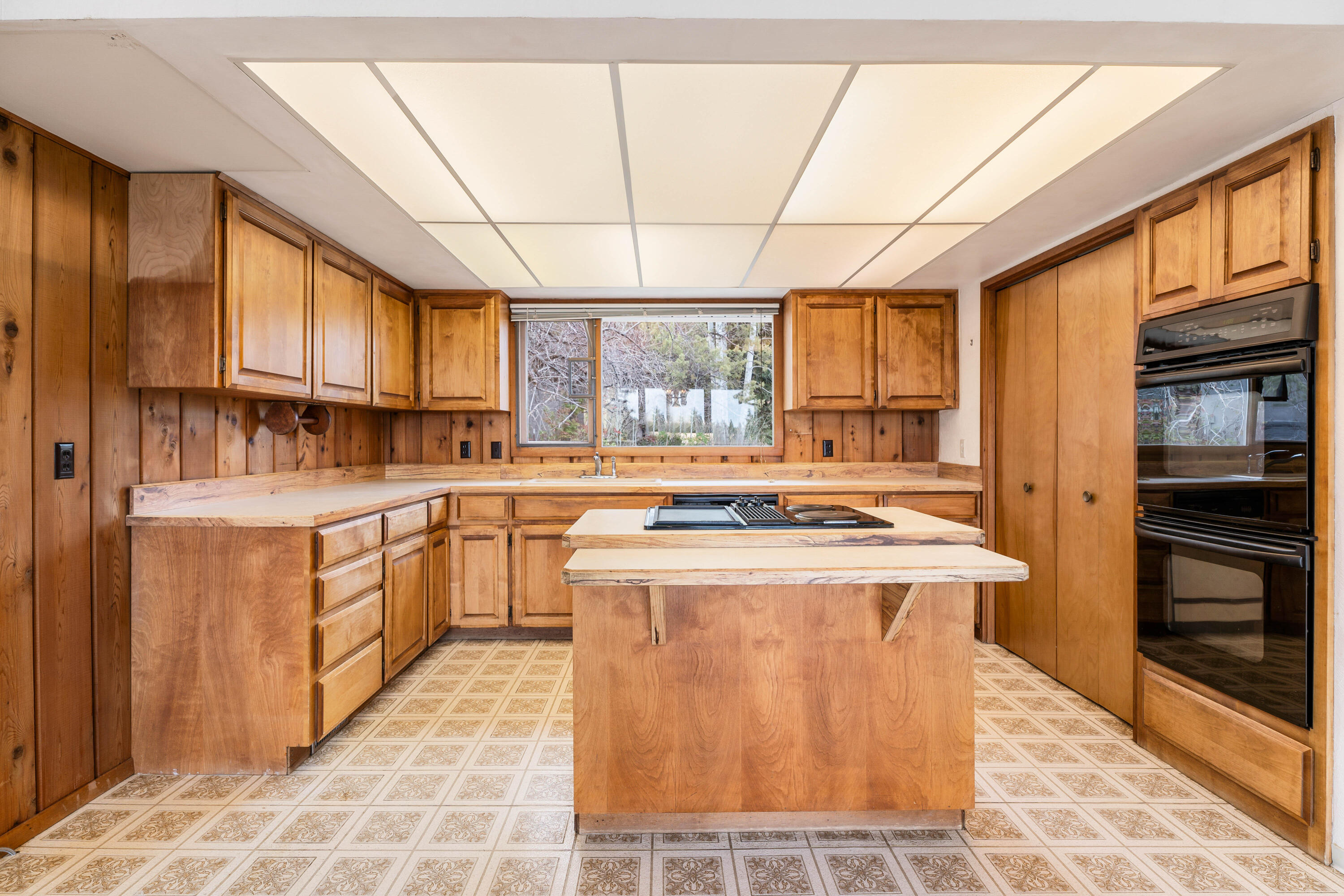 1670 Northwest Putnam Road Bend, OR 97703 - Photo 15 of 40 24-Kitchen