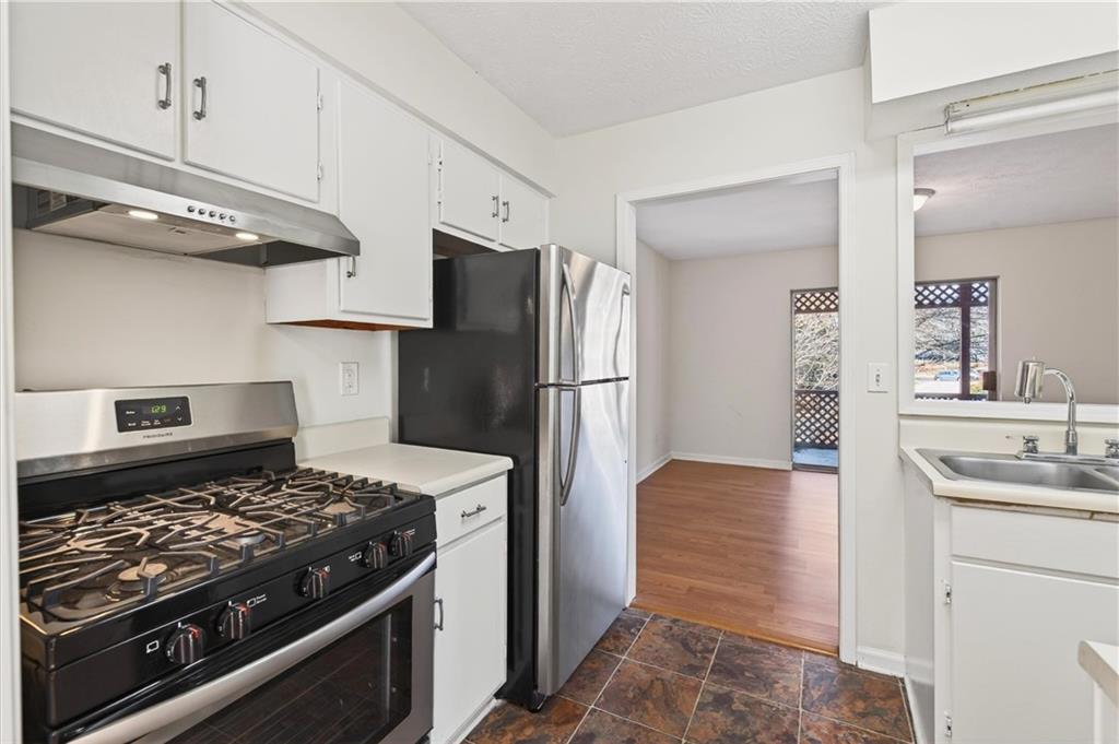263 Quail Run Roswell, GA 30076 - Photo 15 of 47 a kitchen with stainless steel appliances granite countertop a refrigerator and a sink