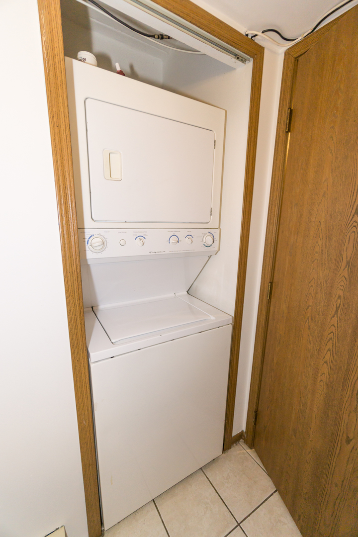 641 Briar Hill Lane, Unit 2 Addison, IL 60101 - Photo 12 of 16 a utility room with dryer and washer