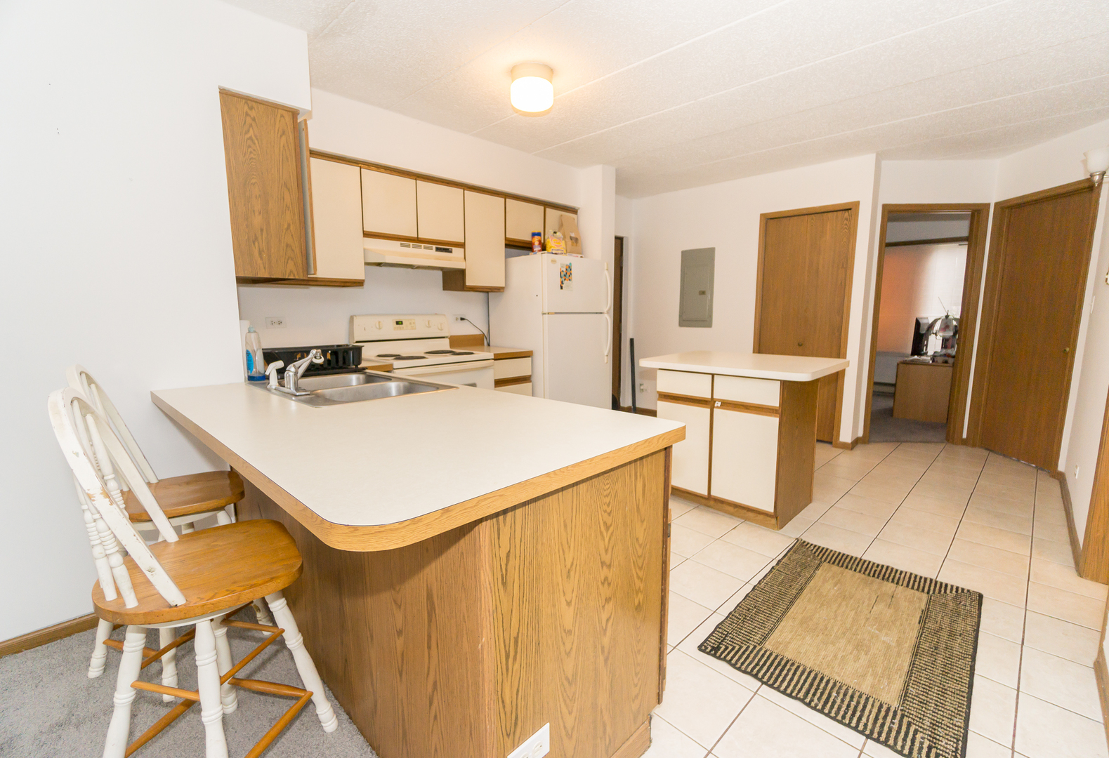 641 Briar Hill Lane, Unit 2 Addison, IL 60101 - Photo 7 of 16 a kitchen with a stove a refrigerator and a dining table