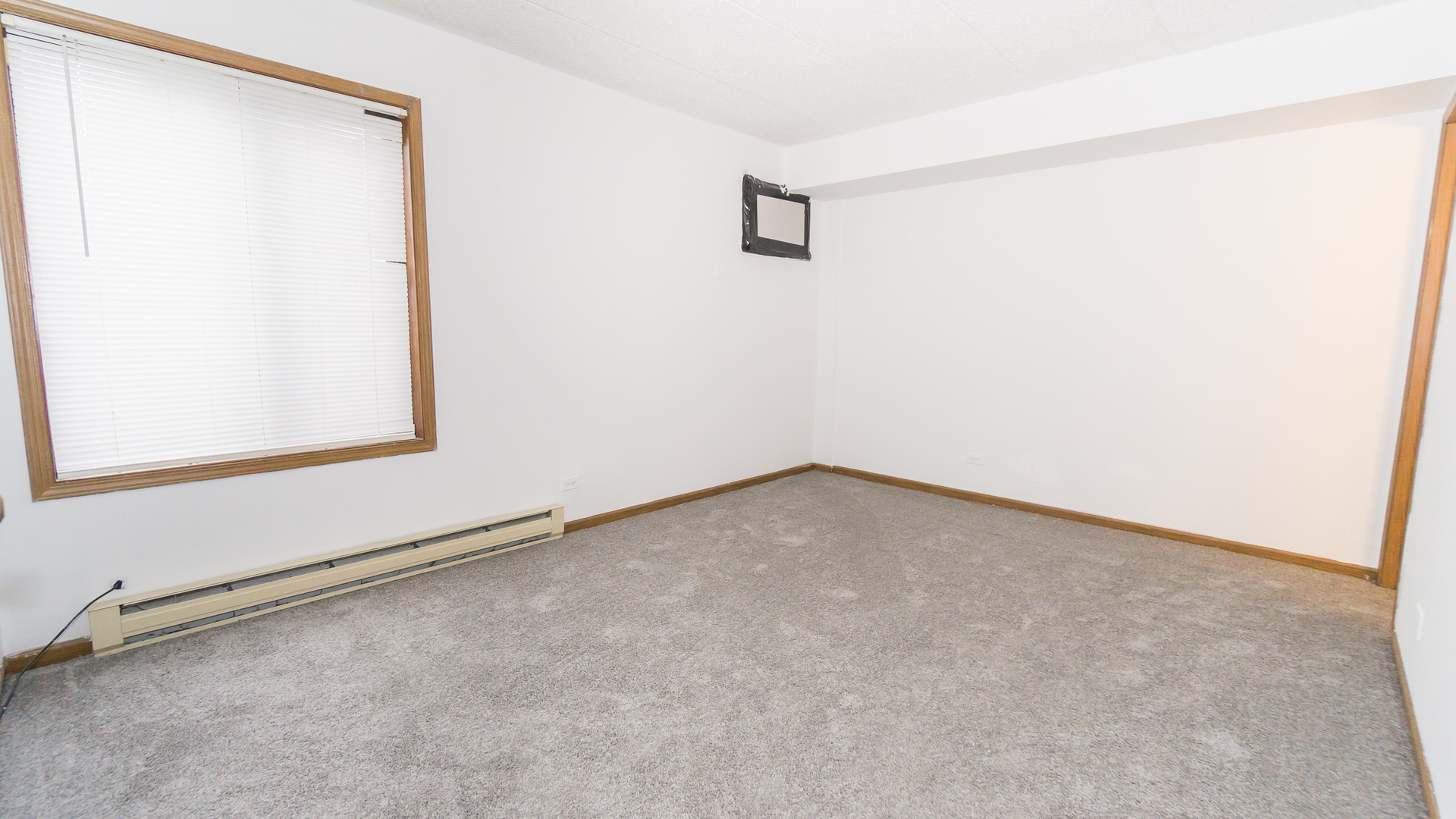 641 Briar Hill Lane, Unit 2 Addison, IL 60101 - Photo 9 of 16 an empty room with a workbench