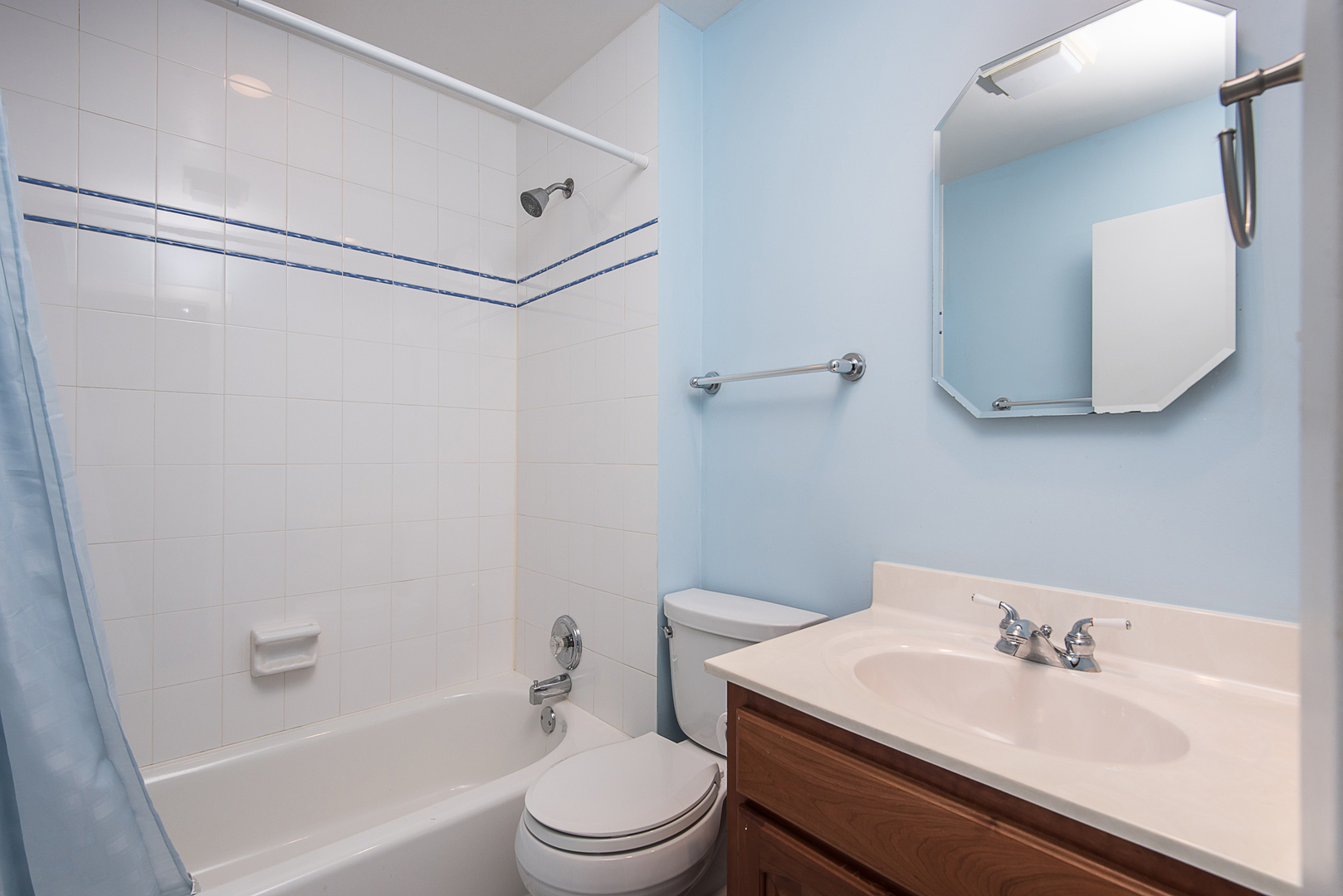 13 Wildwood Road Elk Grove Village, IL 60007 - Photo 18 of 23 a bathroom with a sink toilet and shower