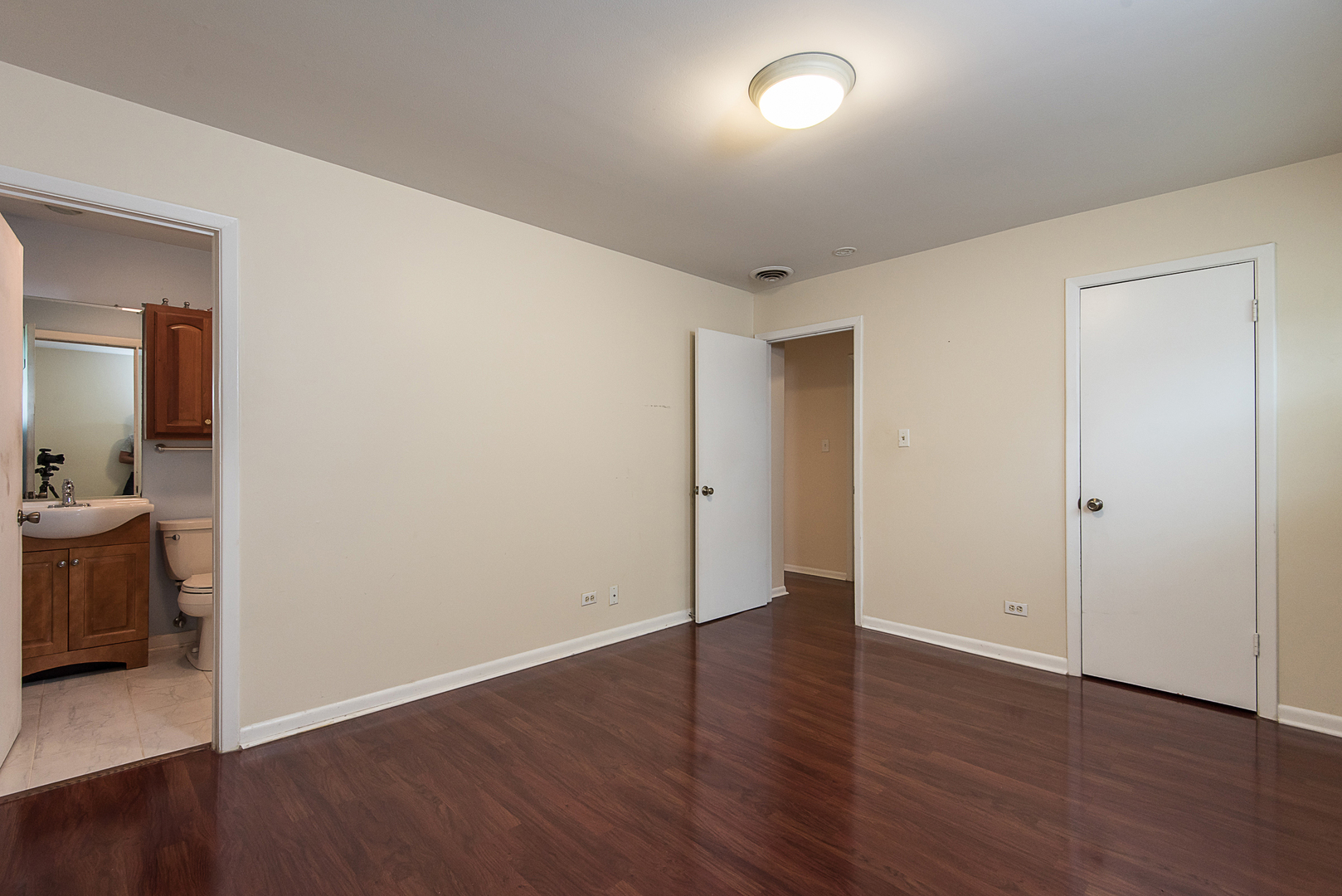 13 Wildwood Road Elk Grove Village, IL 60007 - Photo 21 of 23 an empty room with wooden floor and mirror