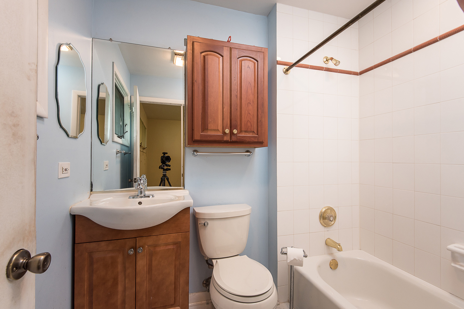 13 Wildwood Road Elk Grove Village, IL 60007 - Photo 22 of 23 a bathroom with a sink a toilet and shower
