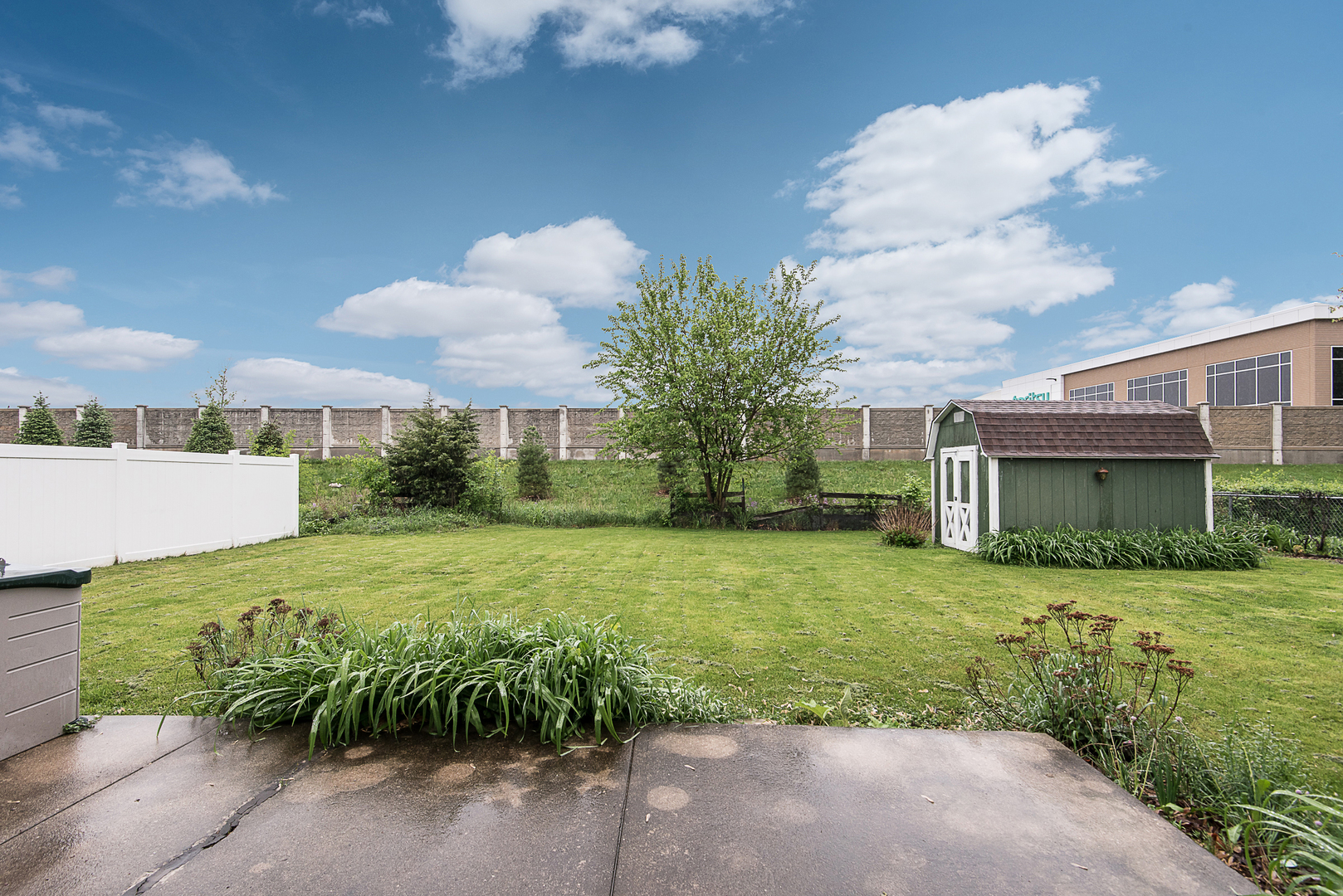 13 Wildwood Road Elk Grove Village, IL 60007 - Photo 6 of 23 a view of a house with a back yard
