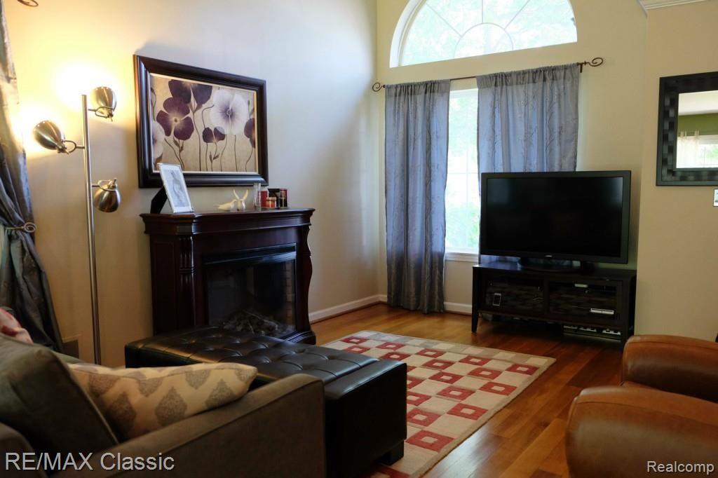 4124 Cass Elizabeth Road Waterford, MI 48328 - Photo 7 of 28 Great Room 2