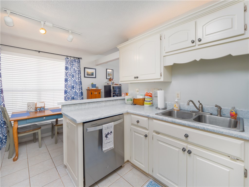 102 Claire Court Brunswick, GA 31525 - Photo 7 of 32