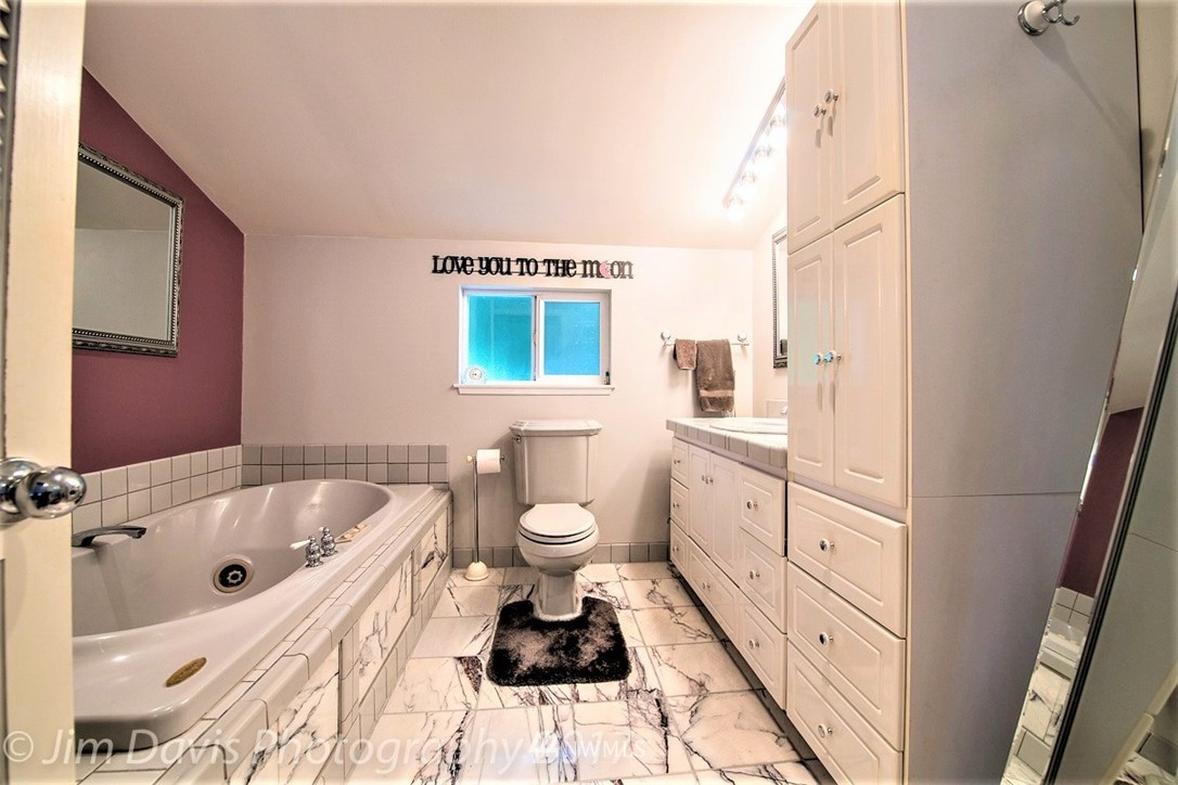 25651 Lake Fenwick Road South Kent, WA 98032 - Photo 9 of 25 Gallery Image 9