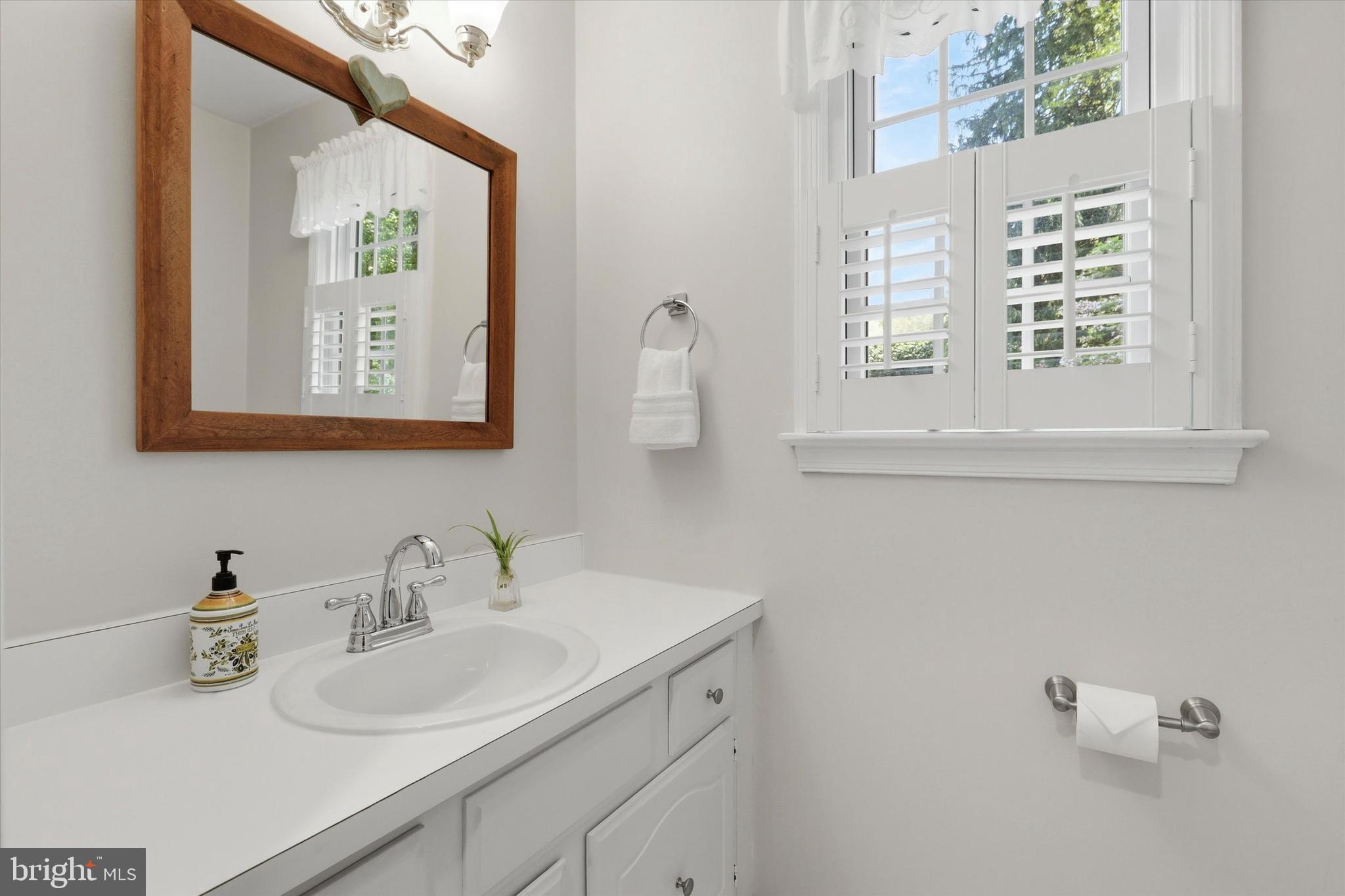 1089 Broadview Road Wayne, PA 19087 - Photo 21 of 46 Powder Room