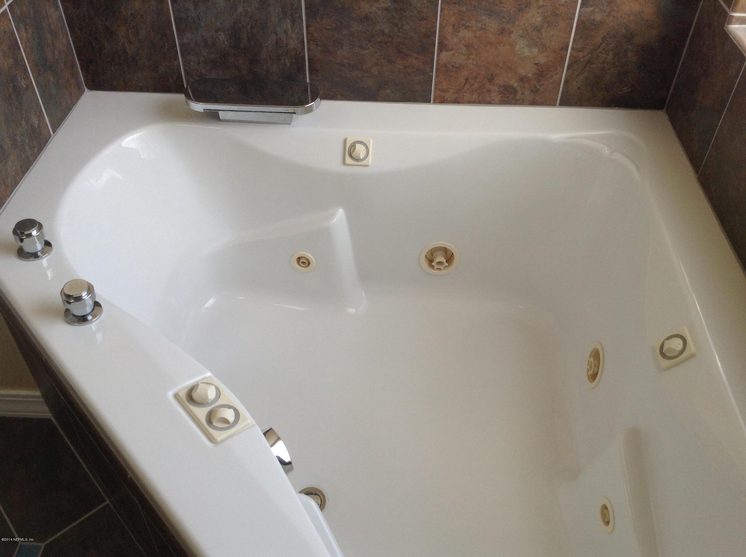 251 Micklers Road St. Augustine, FL 32080 - Photo 6 of 24 Whirlpool tub in master bathroom