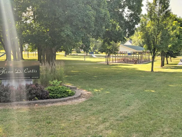 $199,900 | 525 East Pine Street, Edmore, MI 48829