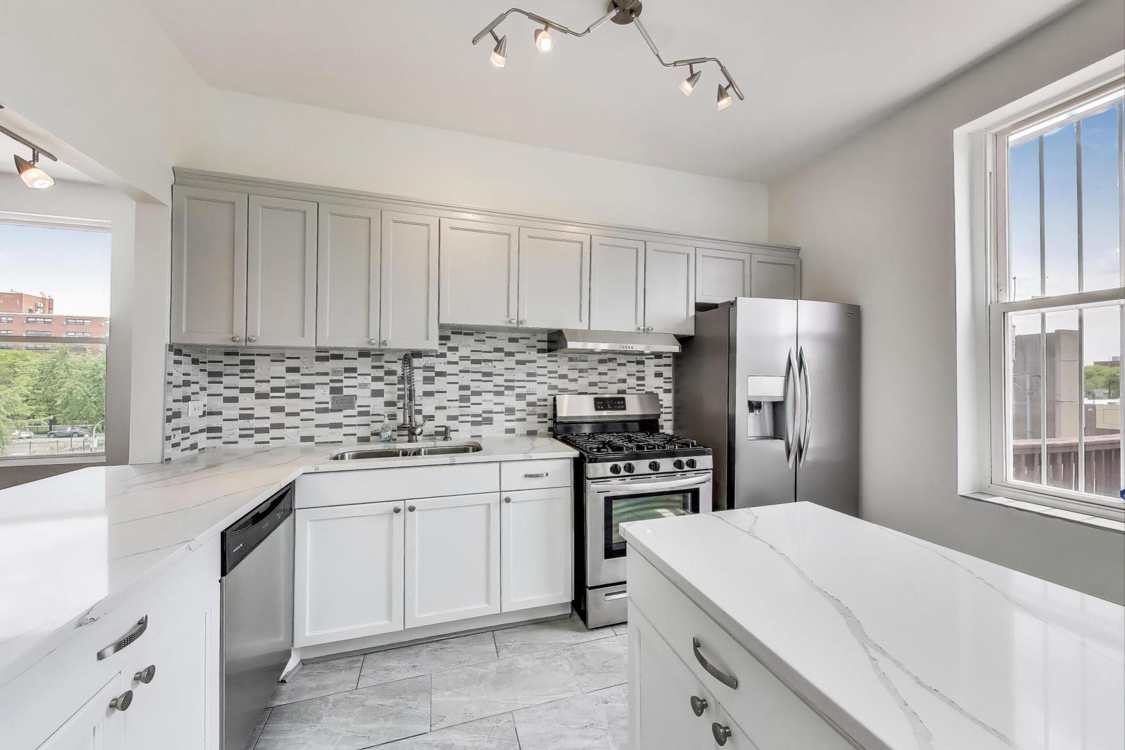 737 East 50th Street, Unit 4 Chicago, IL 60615 - Photo 12 of 33