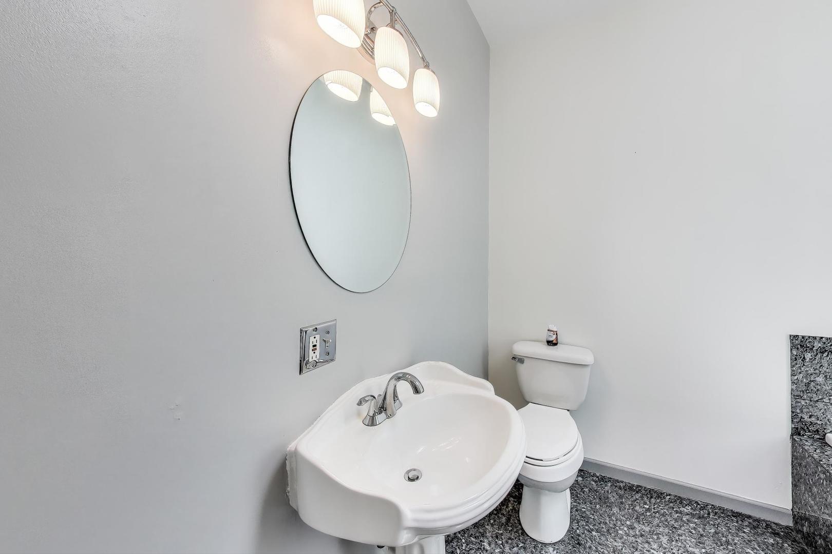 737 East 50th Street, Unit 4 Chicago, IL 60615 - Photo 14 of 33