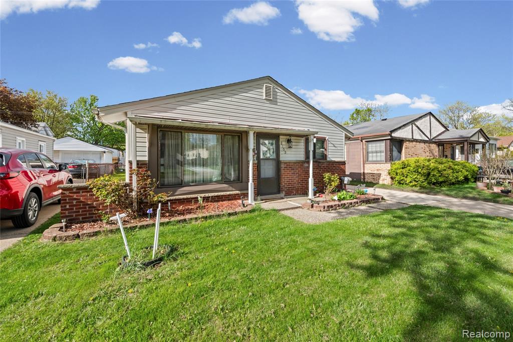 8153 Dale Center Line, MI 48015 - Photo 3 of 19