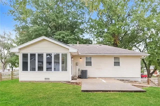 $2,325 | 7616 North Serene Avenue, Kansas City, MO 64152