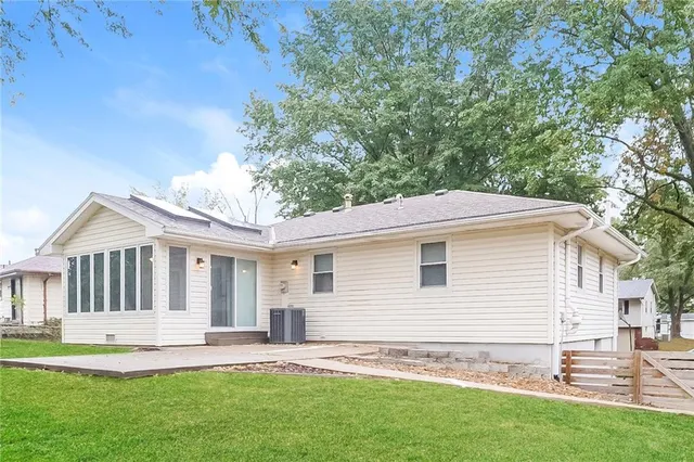 $2,325 | 7616 North Serene Avenue, Kansas City, MO 64152