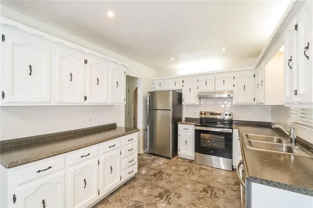 $2,325 | 7616 North Serene Avenue, Kansas City, MO 64152